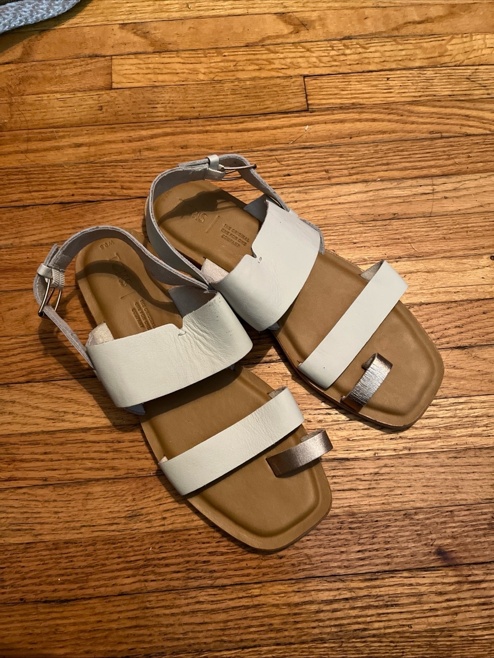 Tom’s Sandals White Leather Gold Casual Vacation Cruise Nautical Size  9.5M